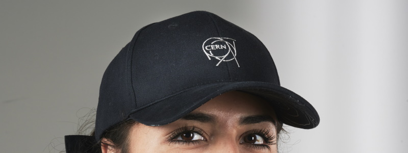 Casquette noire avec logo CERN brodé